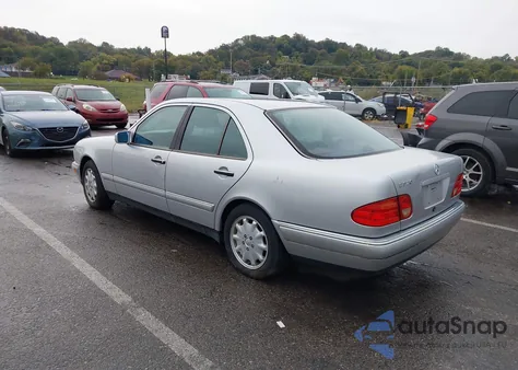 1998 Mercedes-Benz E 320 z USA, uszkodzony, nr VIN WDBJF65F4WA683664